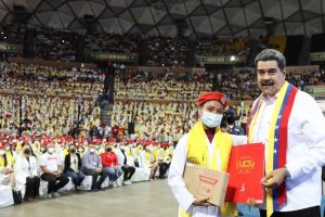 Maduro enfatizó que más de 75% de los graduandos son mujeres.