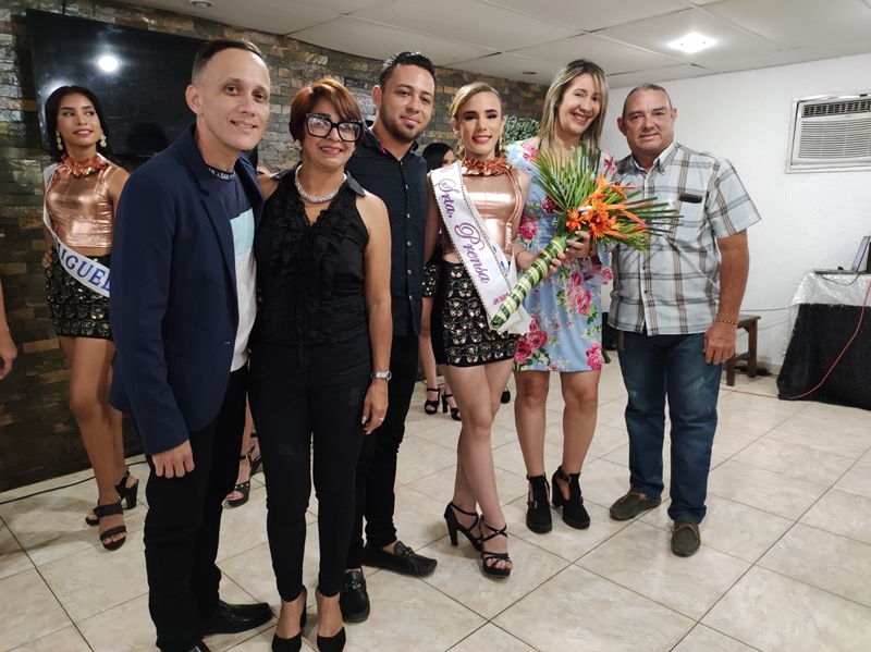Antonio Ortega Moyetones, Karol Marrero, Gregory Castillo, Raiza Parraga y Soni Flores junto a la electa señorita prensa Jasbenia Martínez 