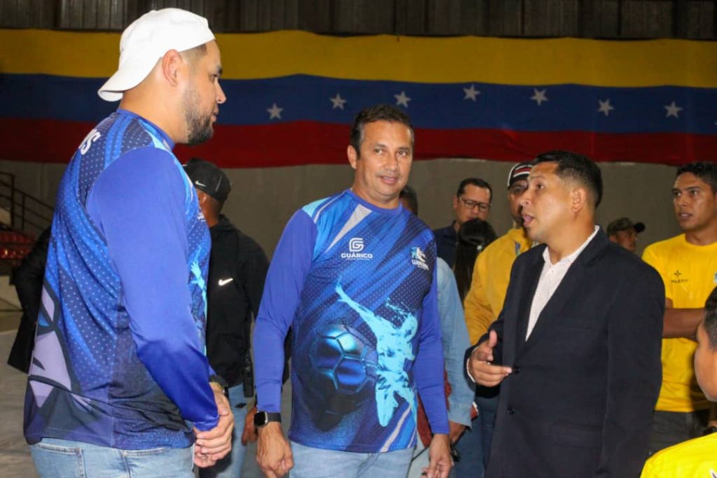El Gobernador José Vasquez junto al jefe del Irdeg al momento de la inauguración de los juegos en Valle de la Pascua. 