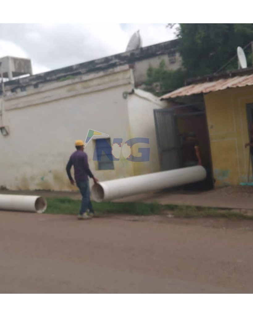 Vecinos indicaron que hace unos días personal de la alcaldía llevó unos tubos y no han vuelto.