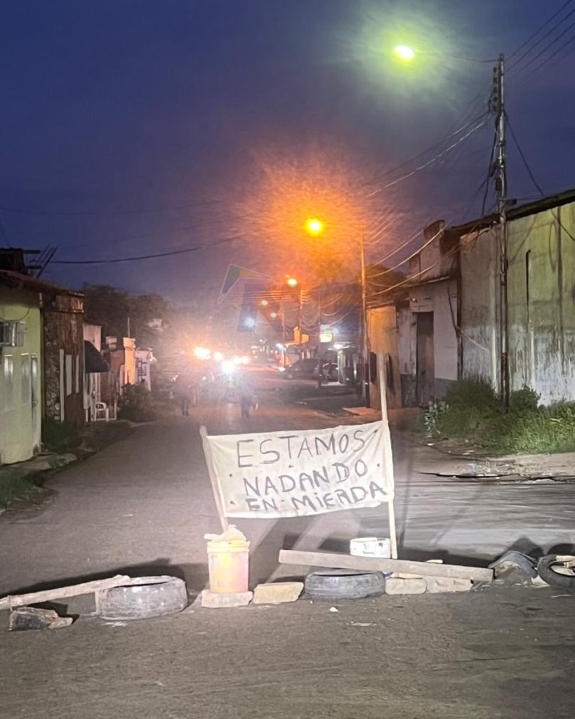 Trancaron la calle 5 de julio entre Atarraya y Retumbo por desborde de cloacas