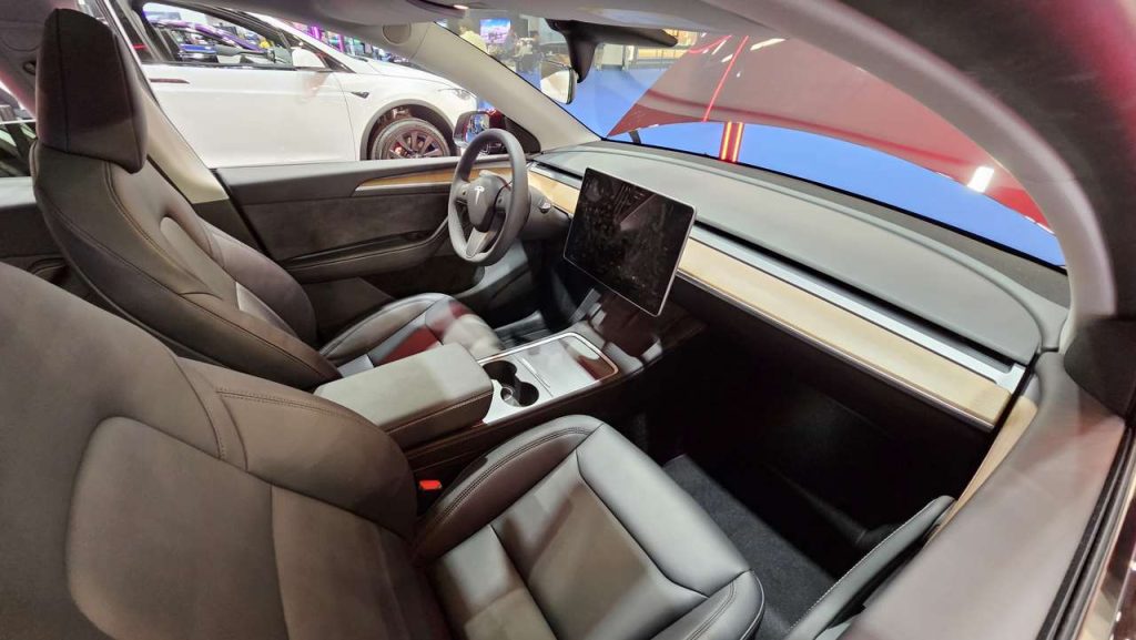 interior-tesla-model-y